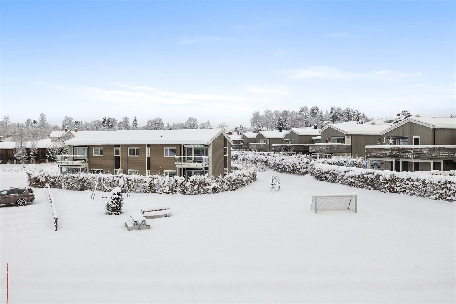 Fellesområdene er pent opparbeidet med lekeplass og grøntarealer. Galleribilde