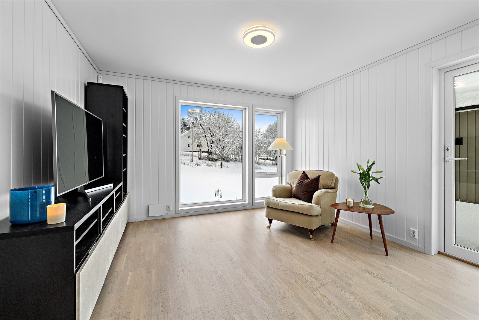 Også her er det gode lysforhold fra store vinduer. Galleribilde