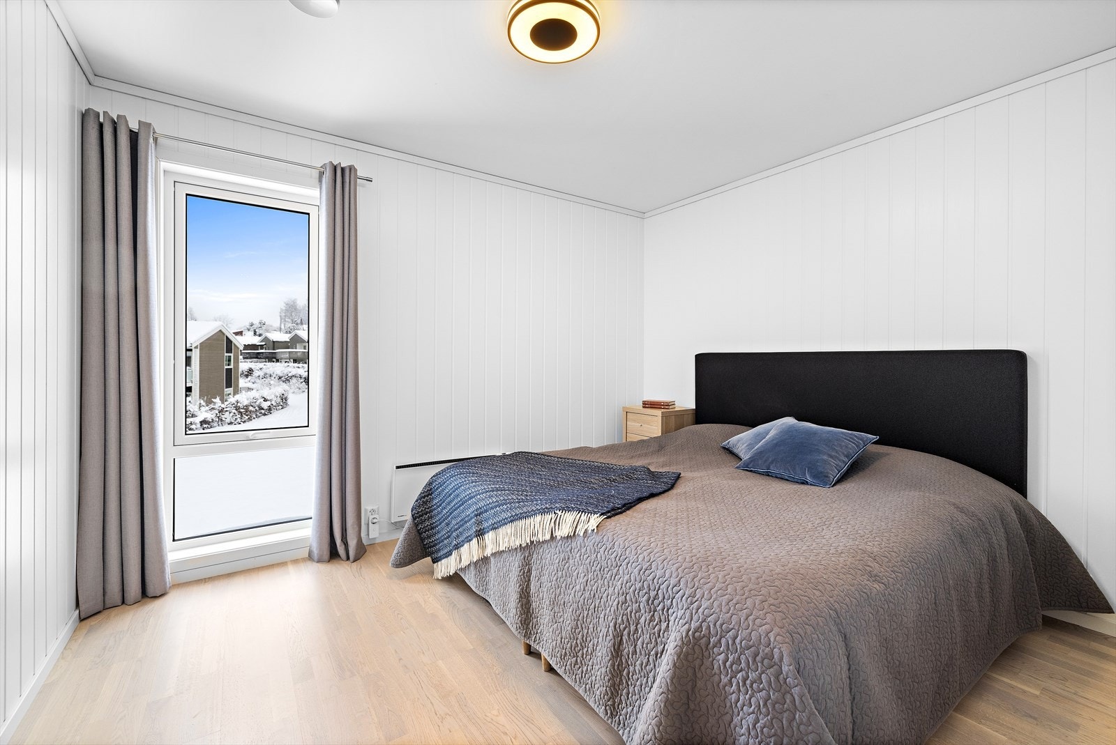 Hovedsoverommet er romslig med god plass til dobbeltseng. Galleribilde