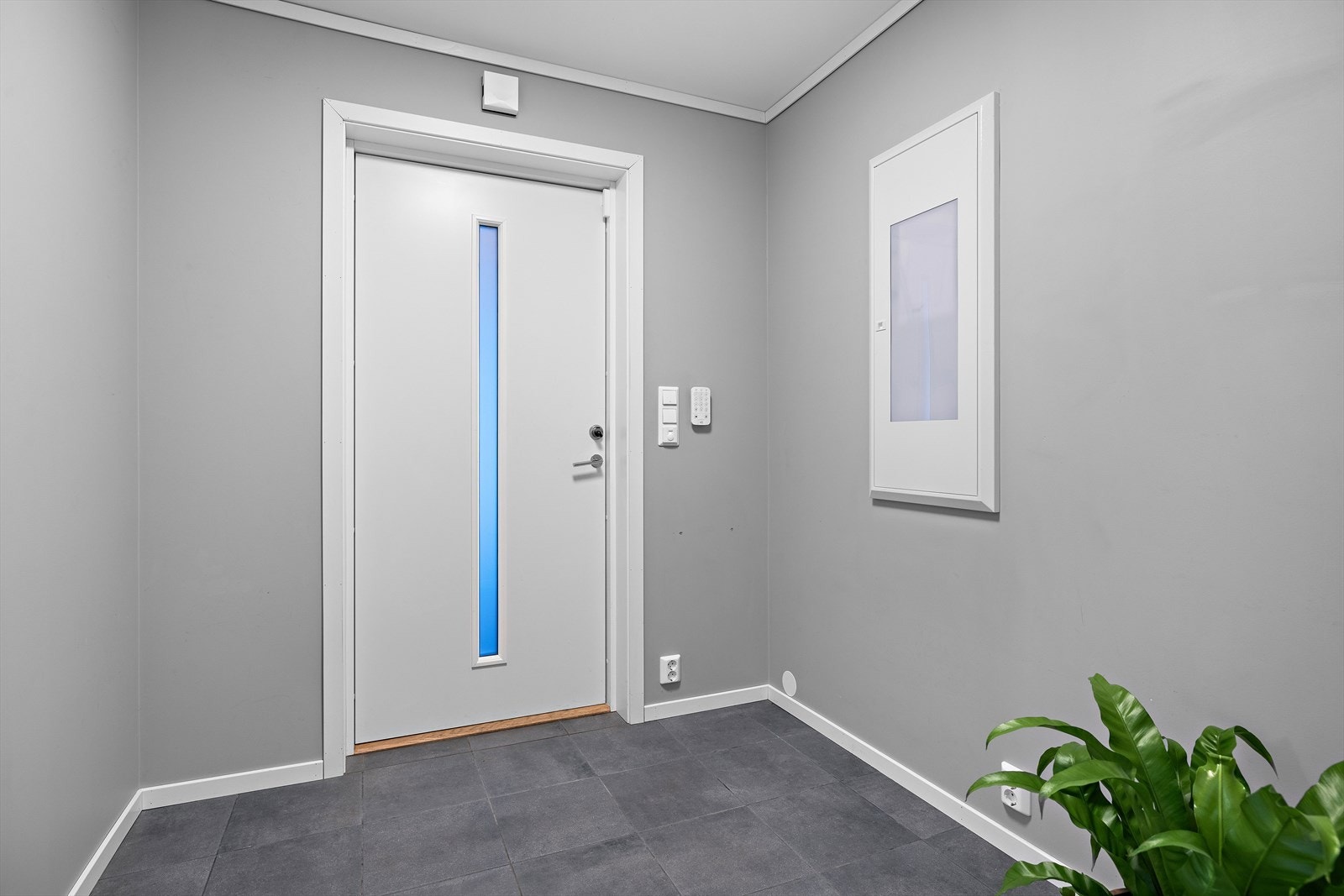 Velkommen inn i en romslig entré med flislagt gulv. Galleribilde