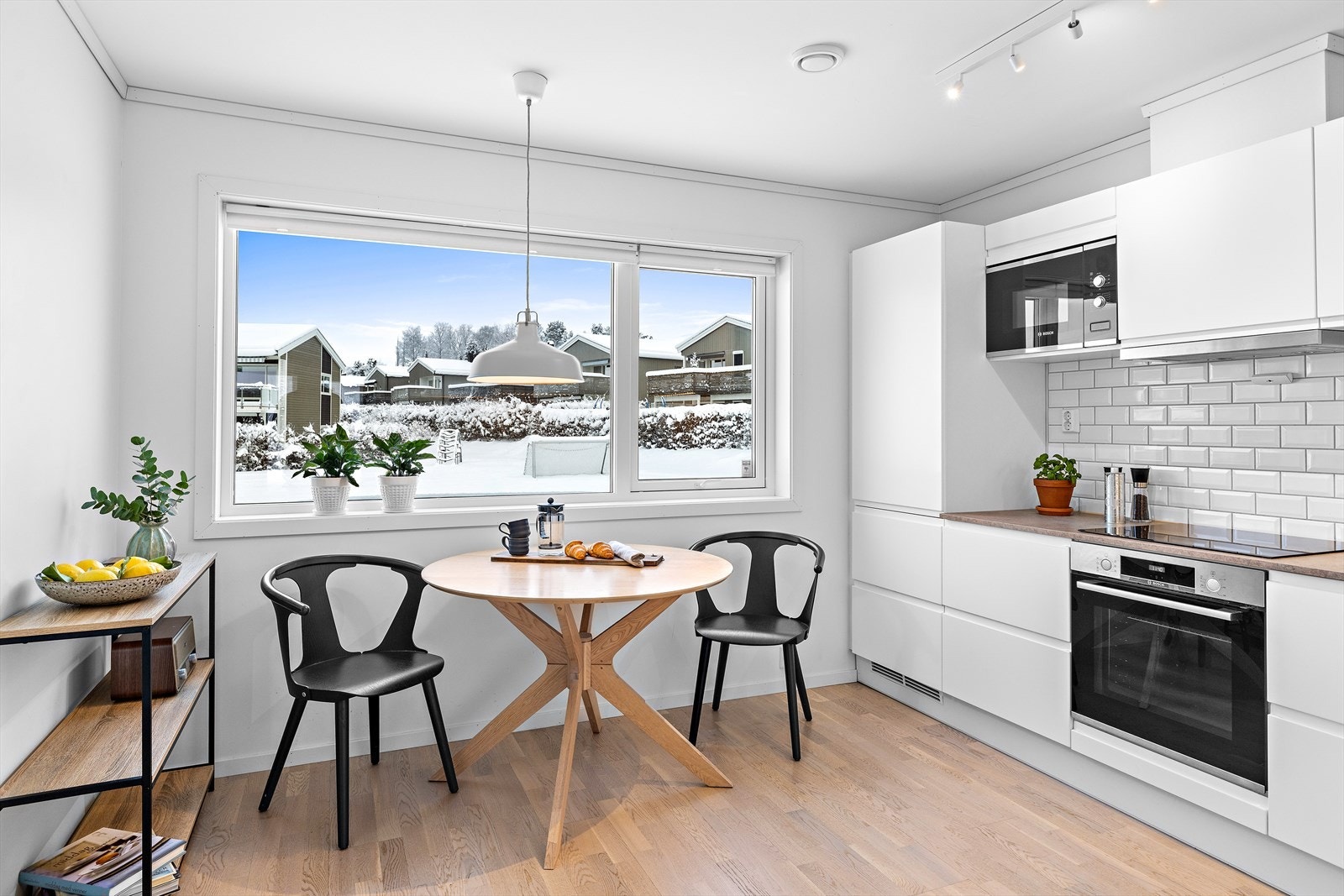Kjøkkenet har en hyggelig spiseplass ved vinduet for hverdagsmåltidene. Galleribilde
