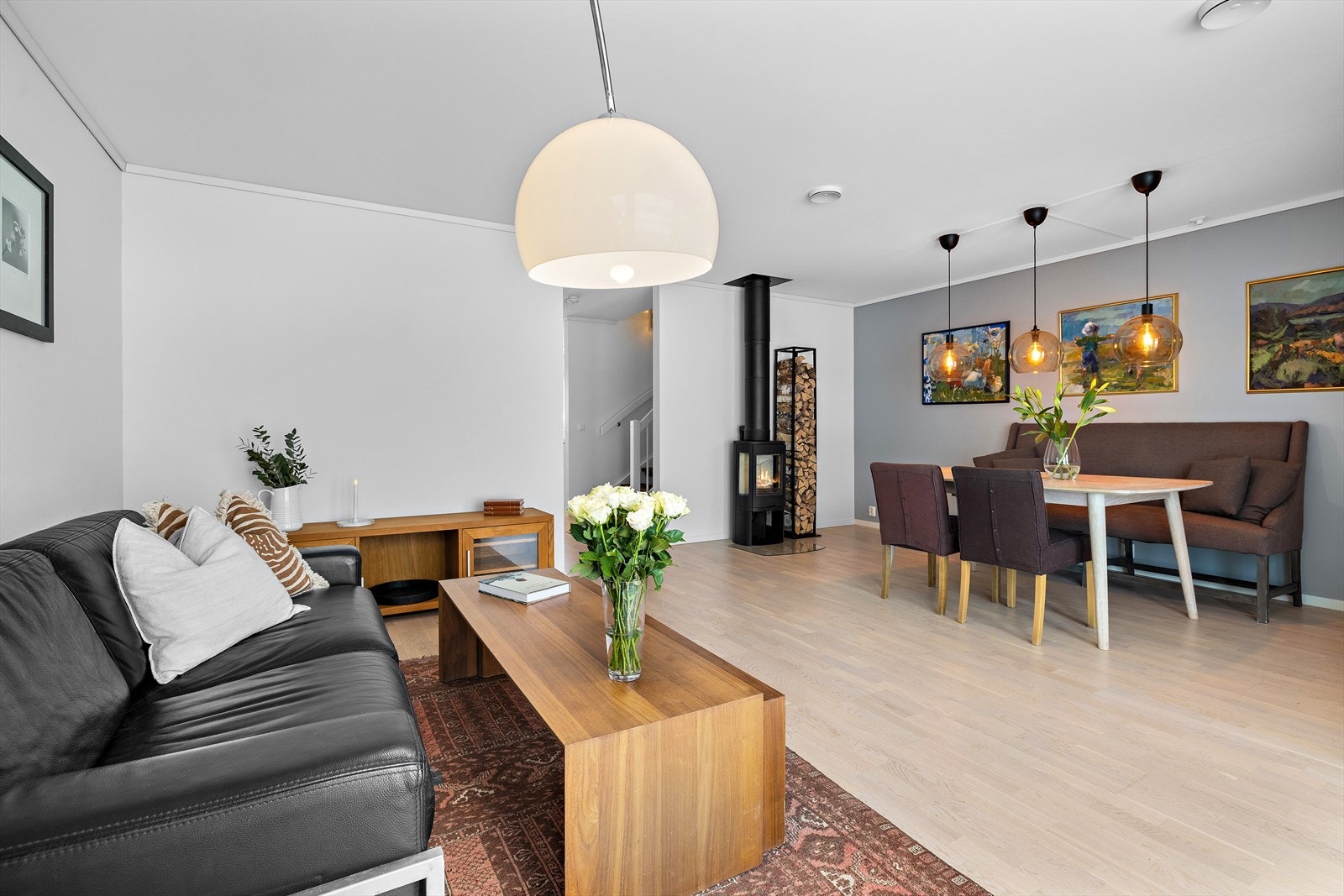 En stilren peisovn gir både varme og en hyggelig atmosfære. Galleribilde