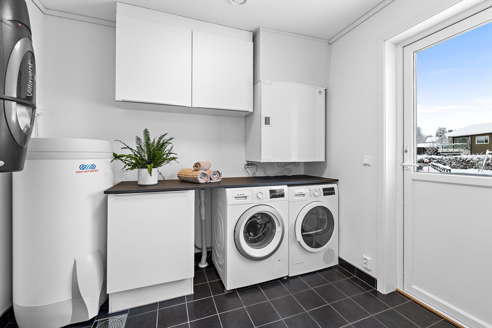 Separat vaskerom med opplegg for vaskemaskin og tørketrommel. Her er det også egen utgang. Galleribilde