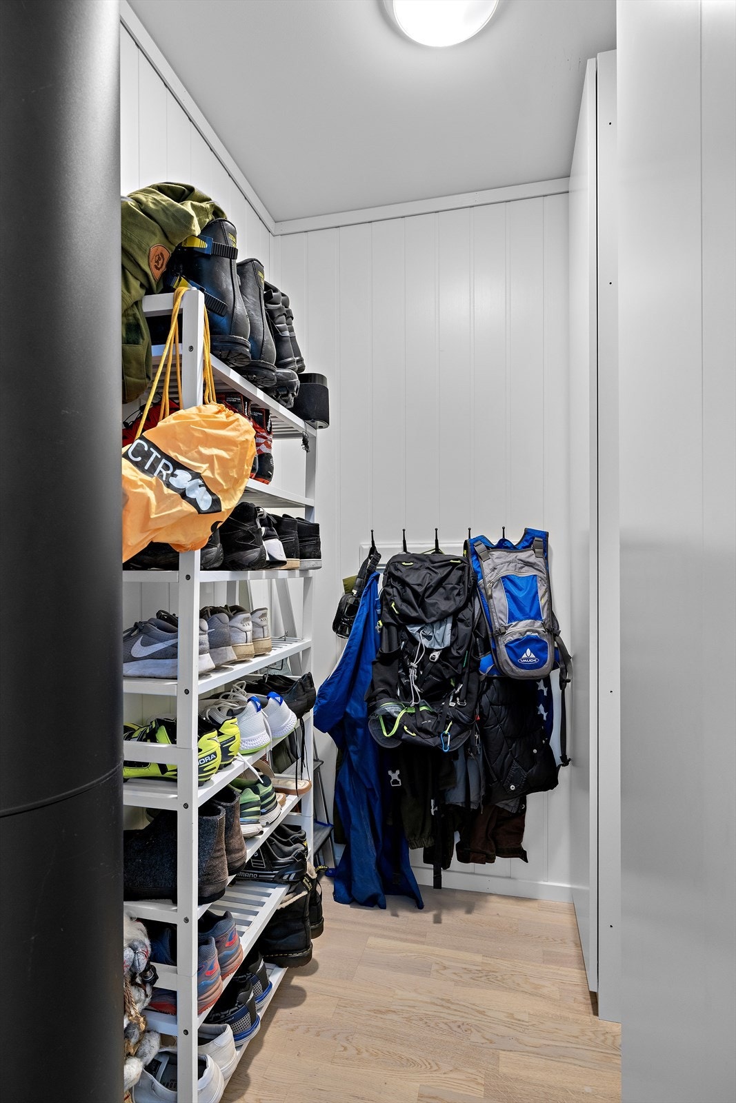 Praktisk bod eller walk-in-closet i tilknytning til soveromsavdelingen. Galleribilde
