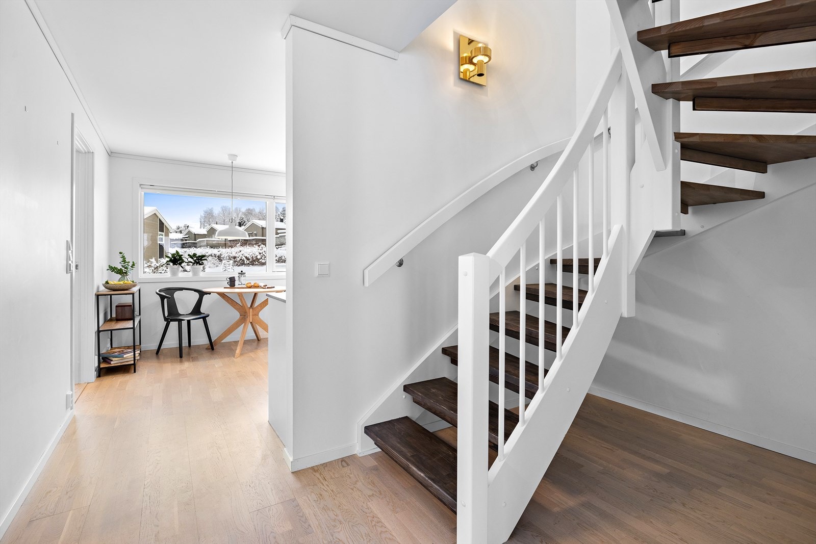 Den hvitmalte trappen med mørke trinn leder opp til andre etasje. Galleribilde