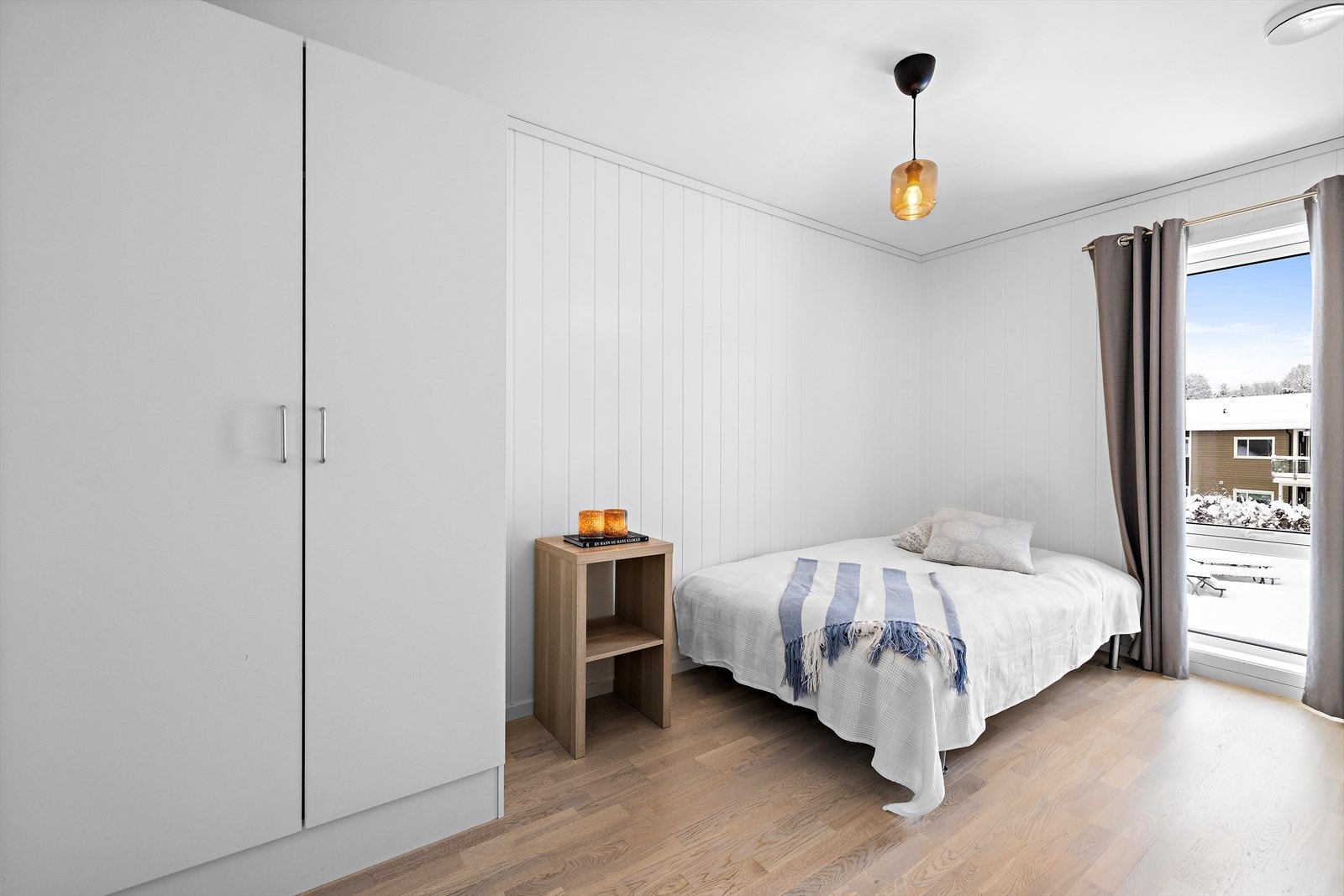 Et lyst og trivelig soverom med plass til garderobeskap. Galleribilde