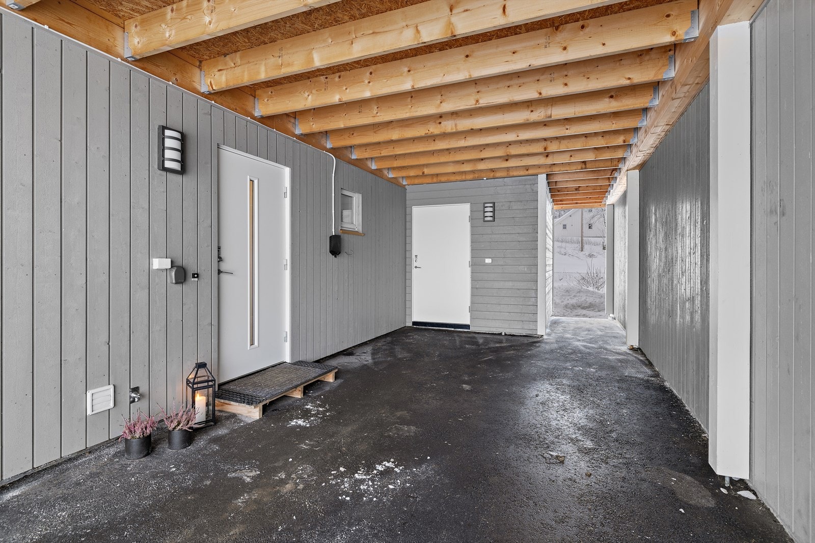 Praktisk, overbygget inngangsparti med direkte adkomst til sportsbod. Galleribilde