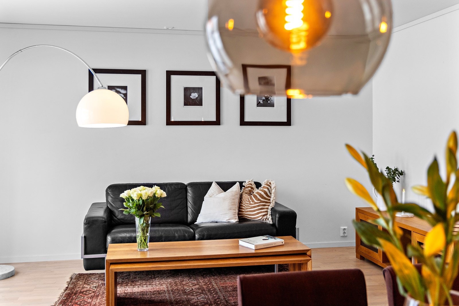 Gjennomgående bruk av lyse farger og materialer skaper en helhetlig stil. Galleribilde