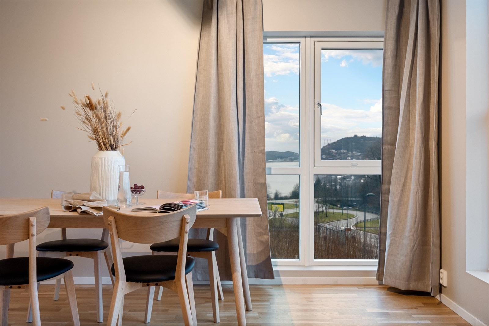 Og man har også fin utsikt mot Dolviken fra stuen Galleribilde