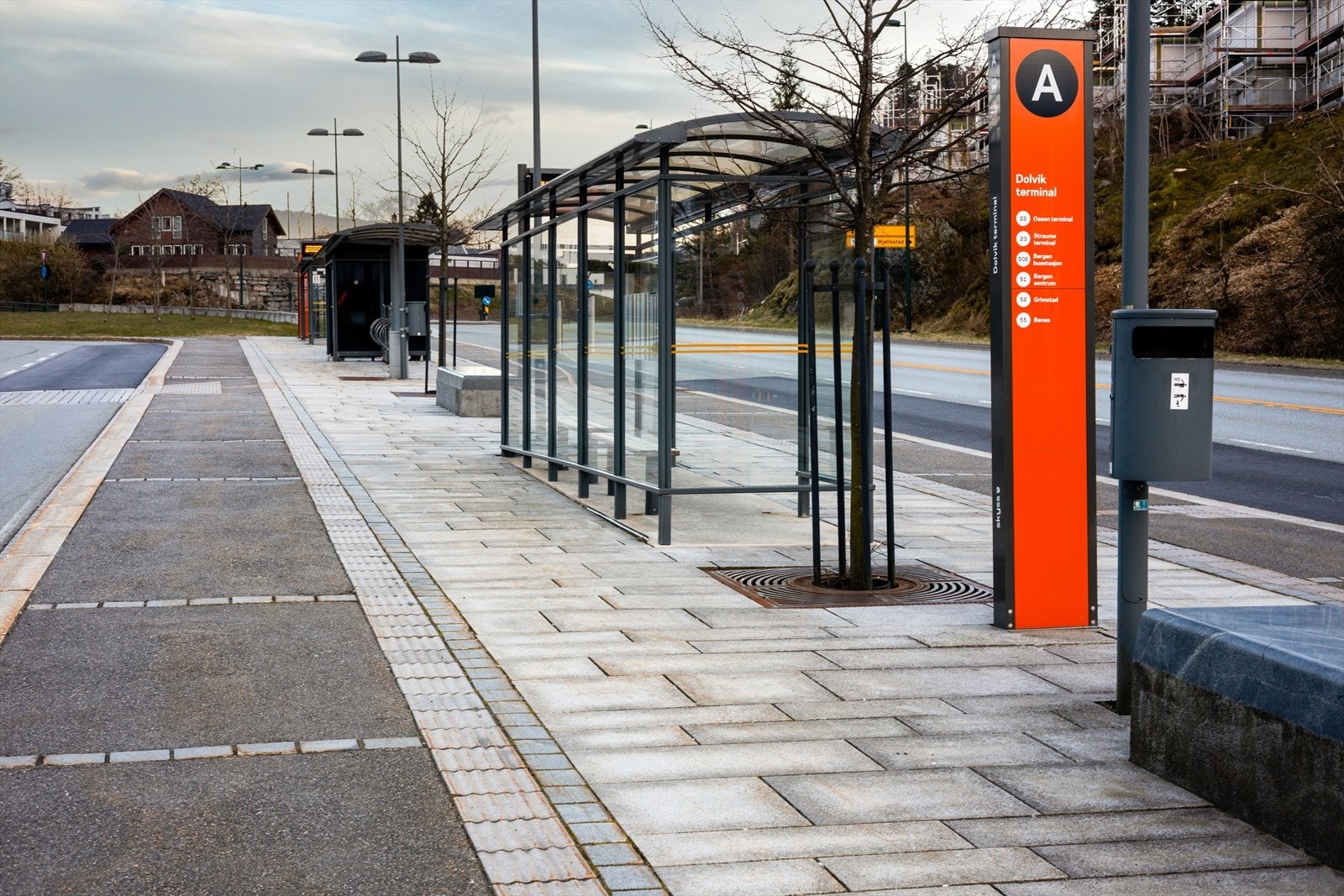 Offentlig kommunikasjon er svært godt tilrettelagt med Dolvik terminal kun ca. 6 minutters gange fra eiendommen. Galleribilde