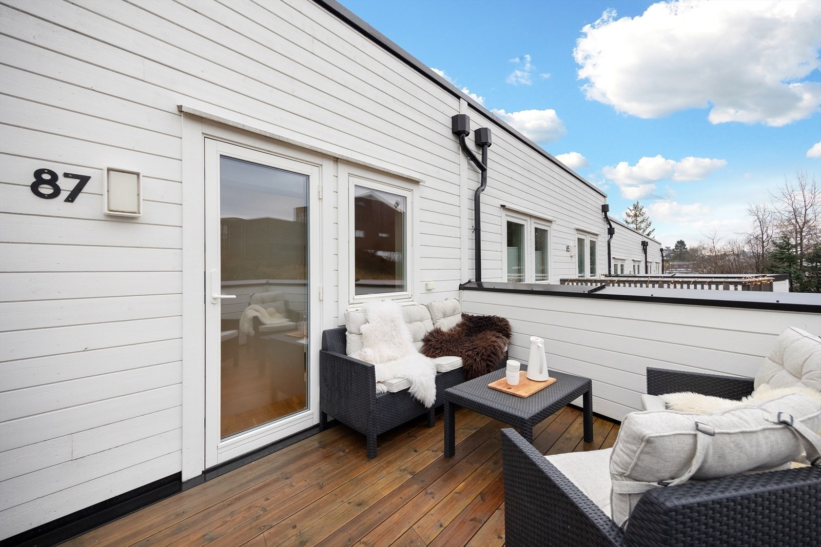 Fra et av soverommene i andre etasje kommer man ut på balkongen Galleribilde