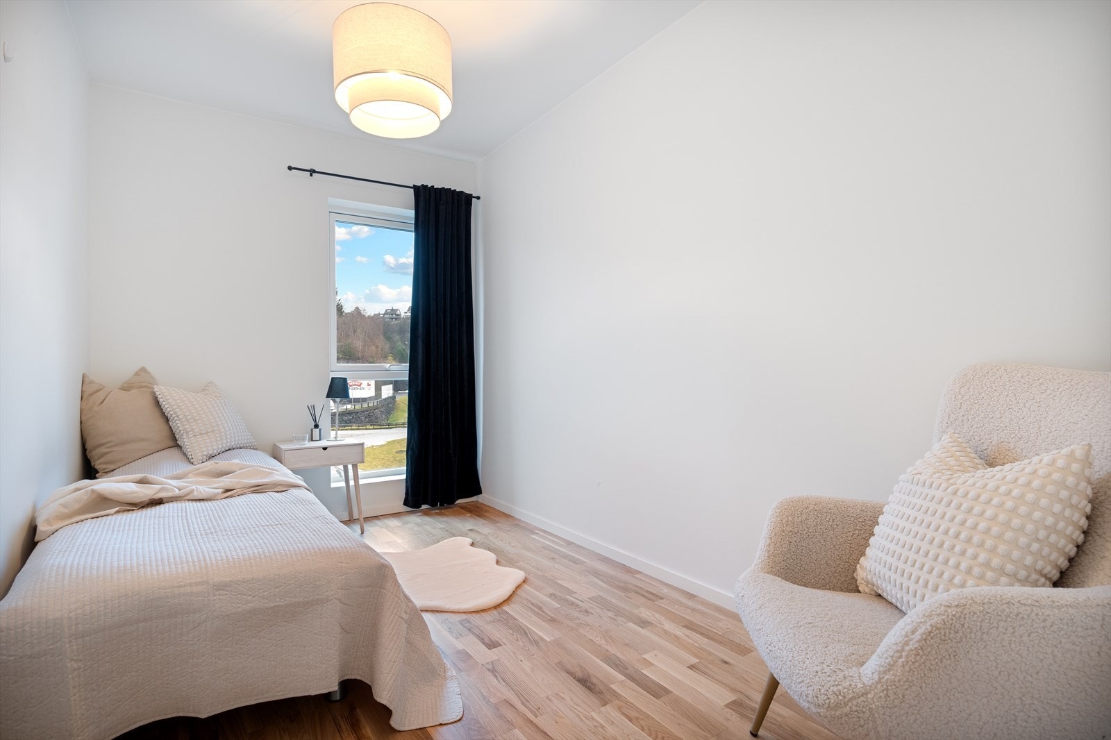 Det andre soverommet er også god plass til seng, kommode og garderobeskap. Galleribilde