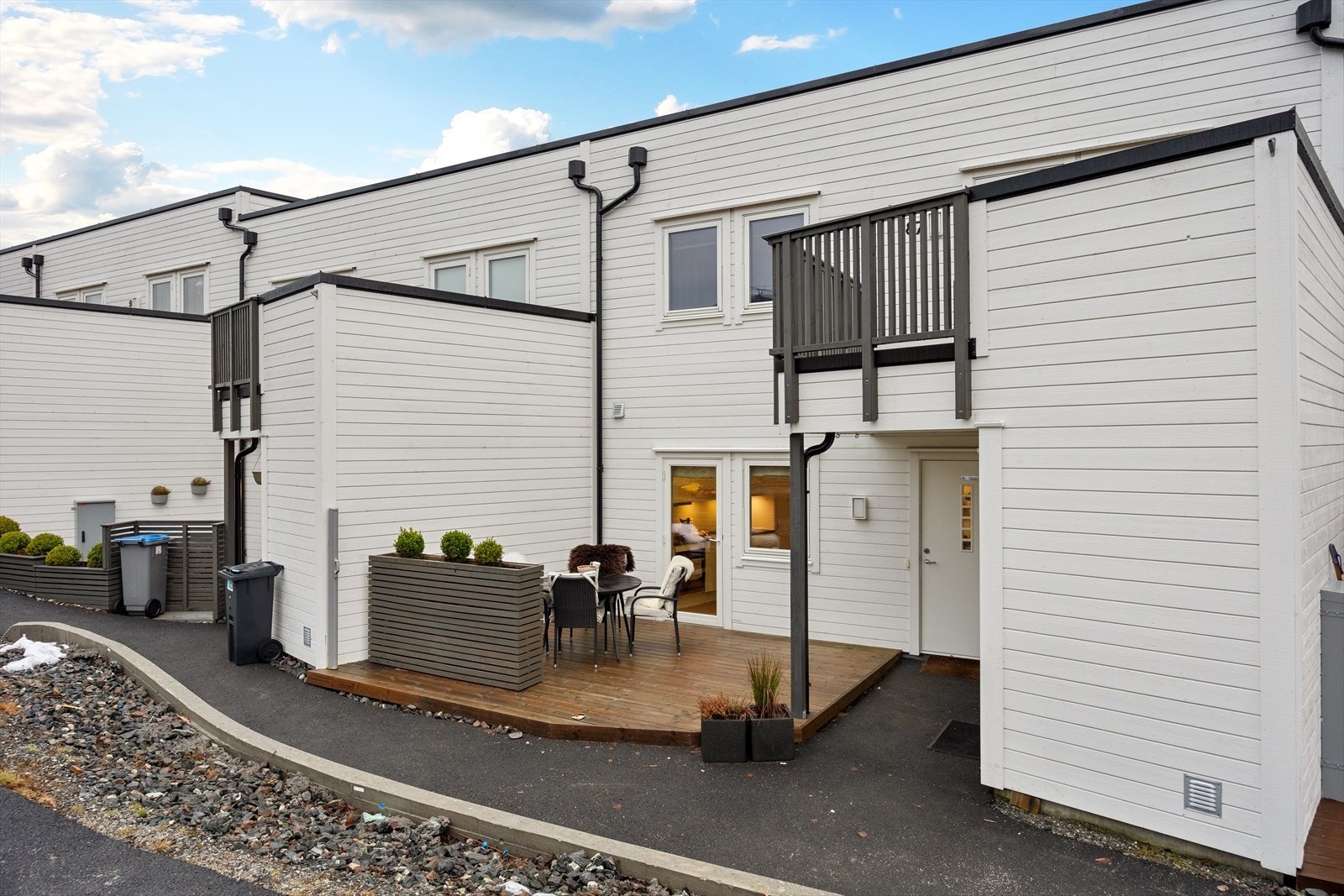 Boligen har to fine uteplasser i front av boligen hvor man har gode solforhold og man kan gå rett ut til sameiets lekeplass Galleribilde