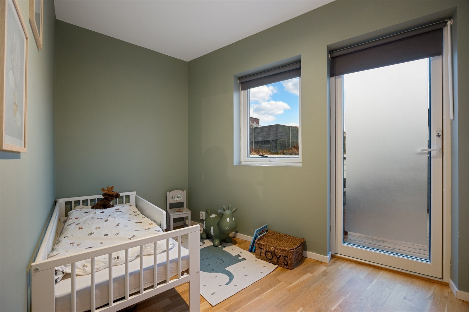 Soverommet med utgang til balkongen er av god størrelse på 6,9m² med malte slette vegger og god plass til seng og ønsket møblement. Galleribilde