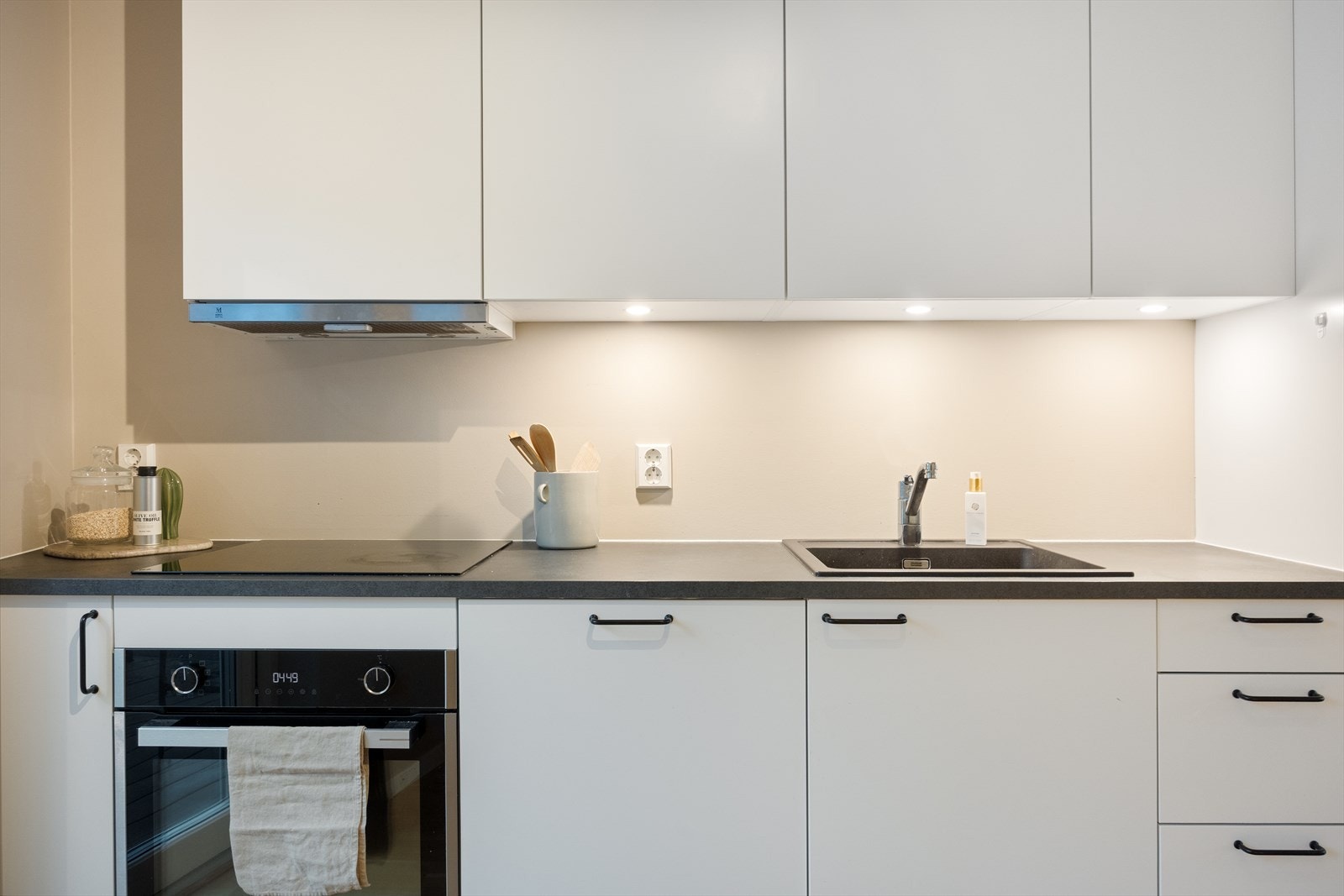 Det er rikelig med skap- og benkeplass. Galleribilde