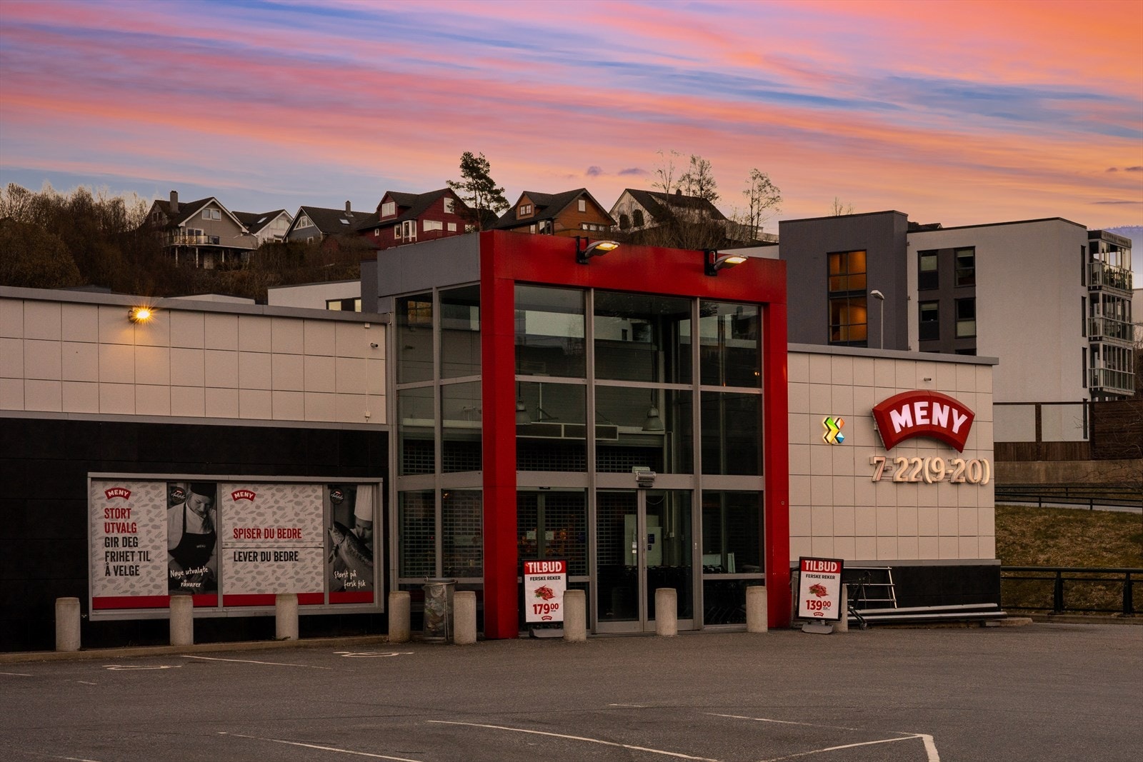Det er kort gangavstand til flere dagligvarebutikker, med Rema 1000 Søreide og Meny Dolviken henholdsvis ca. 6 og 8 minutters gange fra boligen. Galleribilde