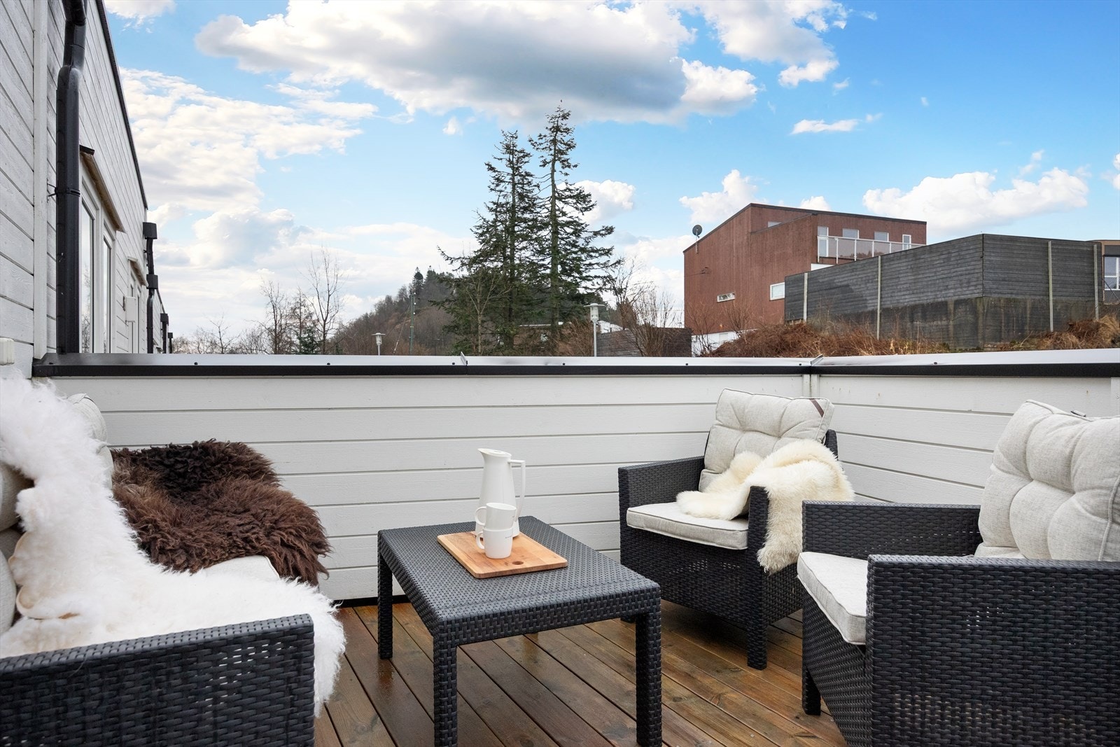 Balkongen er romslig på hele 10m² hvor man har gode solforhold og fin utsikt mot nærområdet. Galleribilde