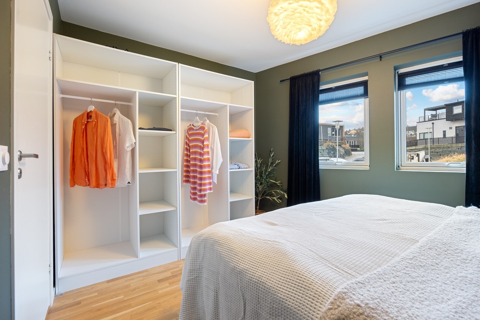 Her er det god plass garderobeskap. Galleribilde