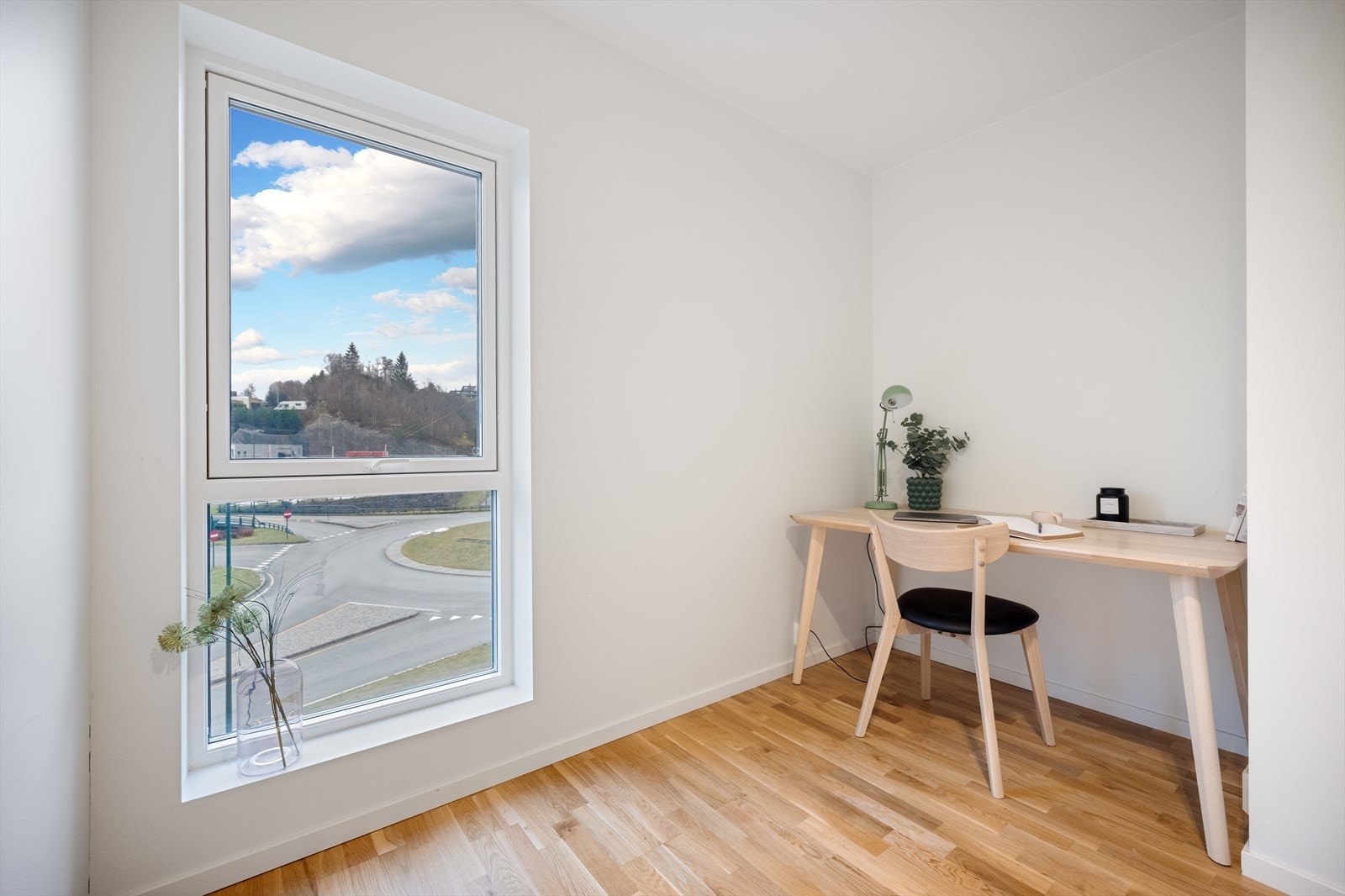 Gangen er praktisk utformet med stor bod og en praktisk krok hvor man har god plass til hjemmekontor Galleribilde