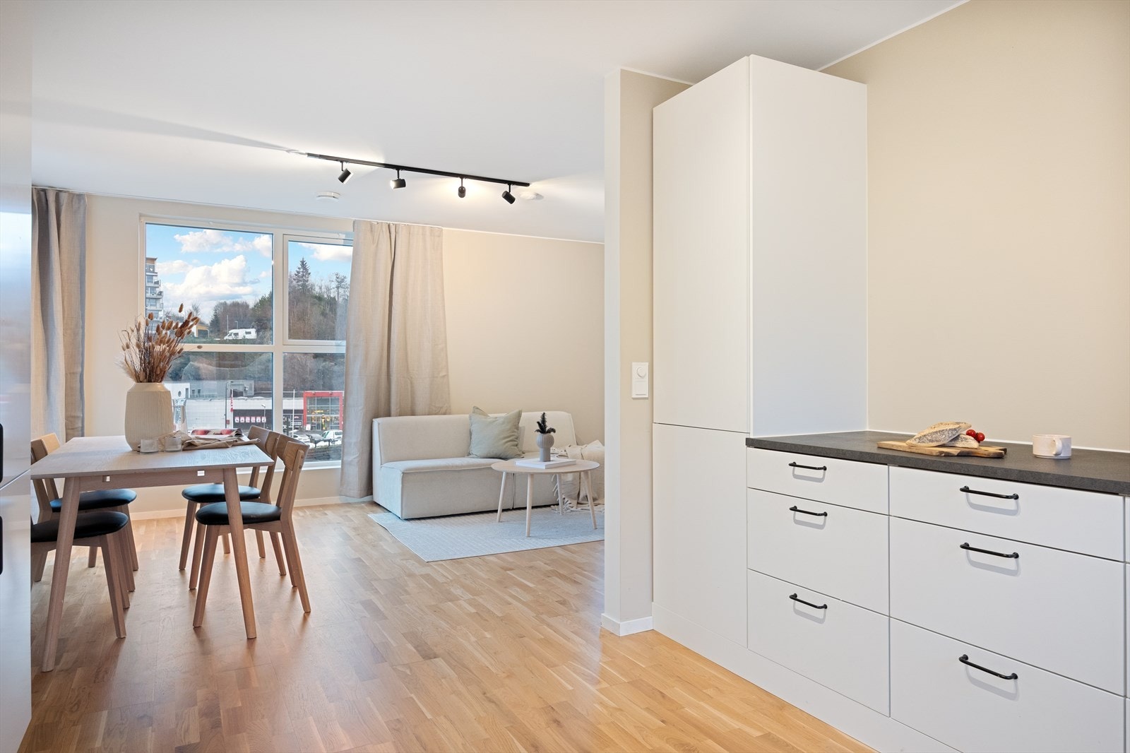 Hvitevarer som stekeovn, keramisk platetopp, ventilator, oppvaskmaskin og kjøl/fryseskap er integrert. Fra kjøkkenet kan man lage mat mens man har kontroll på barna på lekeplassen. Galleribilde