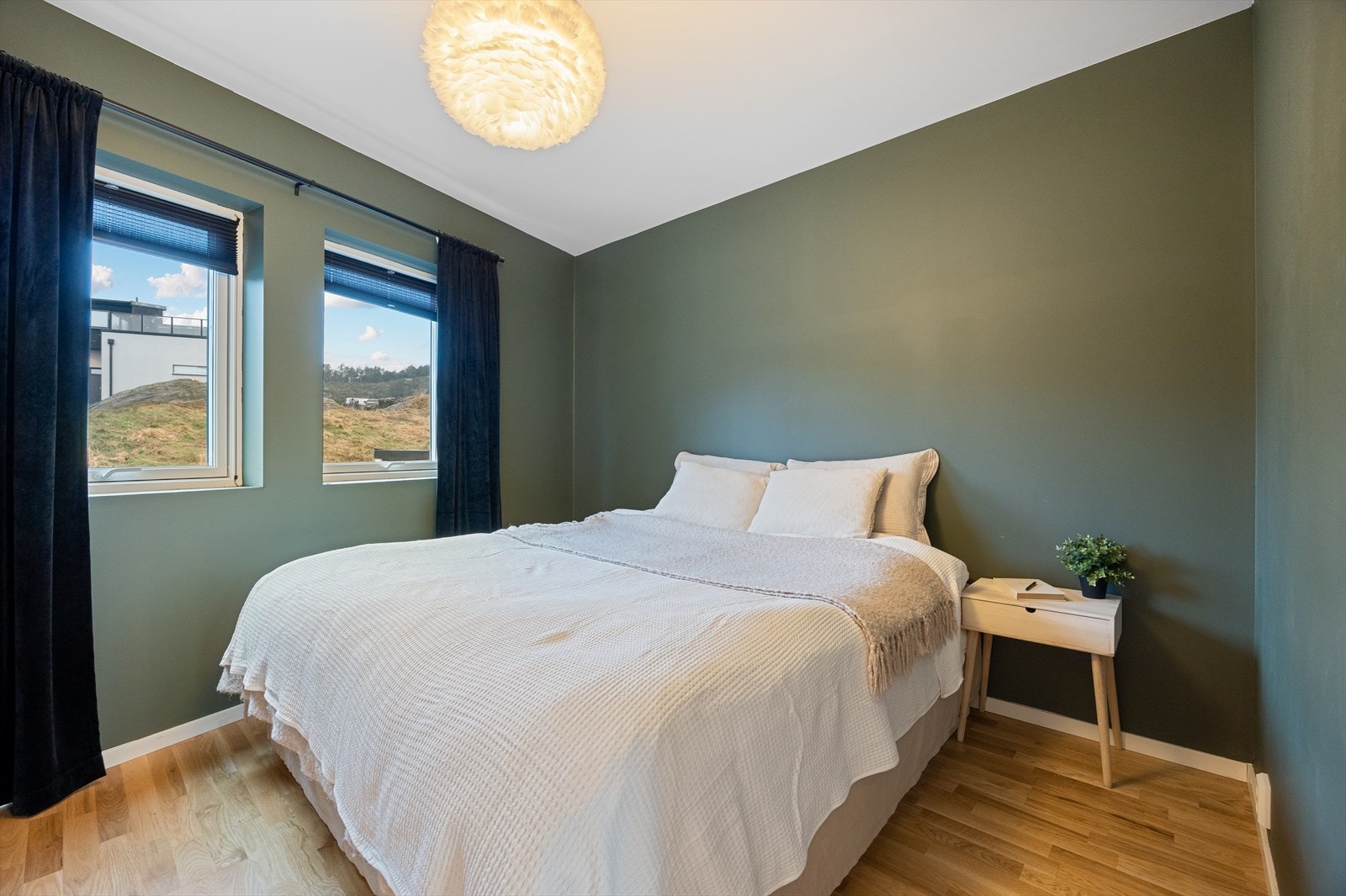 Hovedsoverommet er målt til 10,9m² og man har god plass til dobbeltseng, kommoder og garderobeskap. Galleribilde