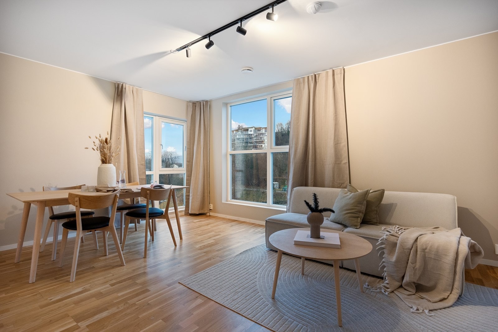 Velkommen til Dolvikbakken 87 - Presentert av Eiendomsmegler Norge ved Martin Høgøy Bjørkbom. Galleribilde