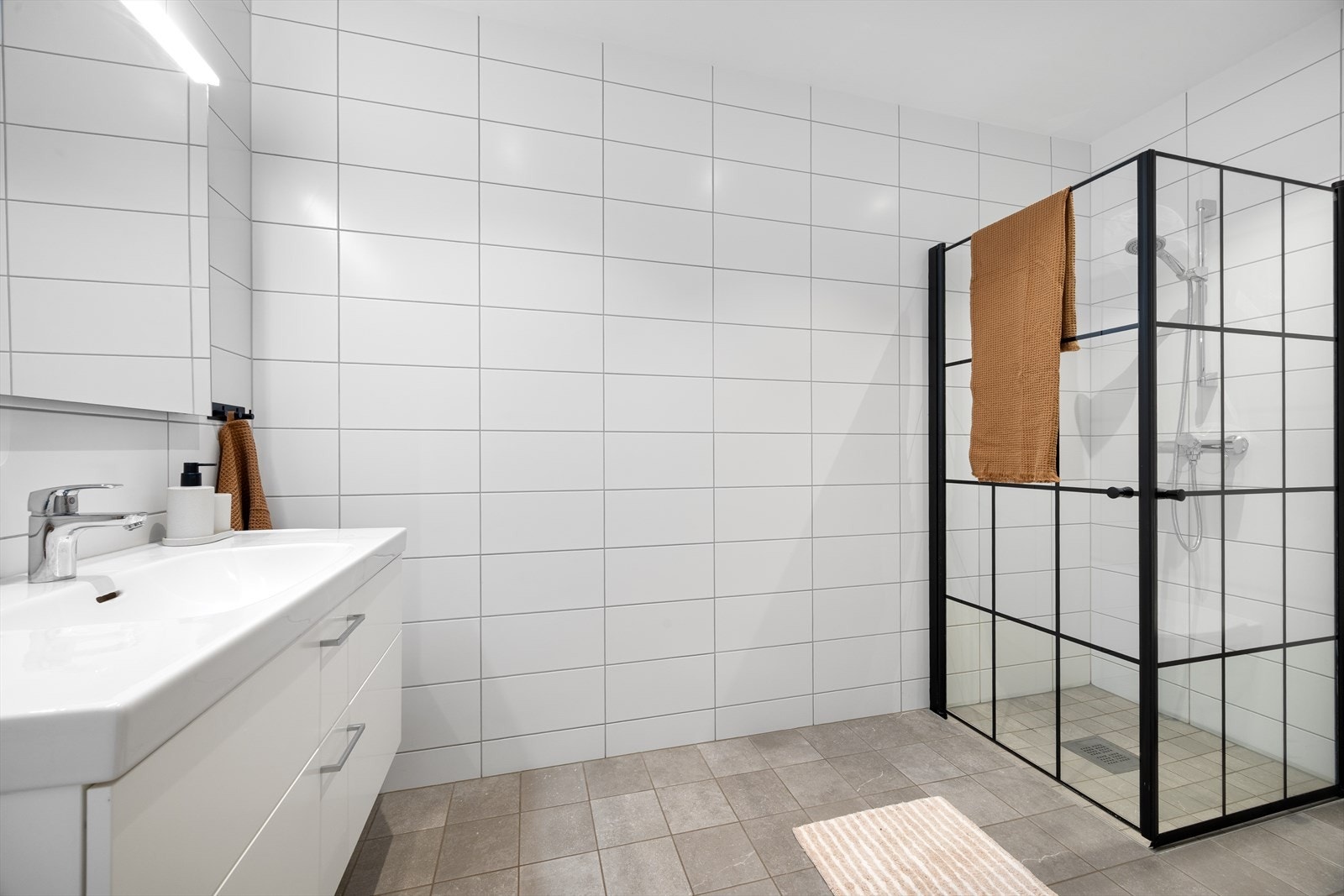 Pene fliser på gulv og vegger, og det er selvsagt varmekabler i gulv på badet. Galleribilde