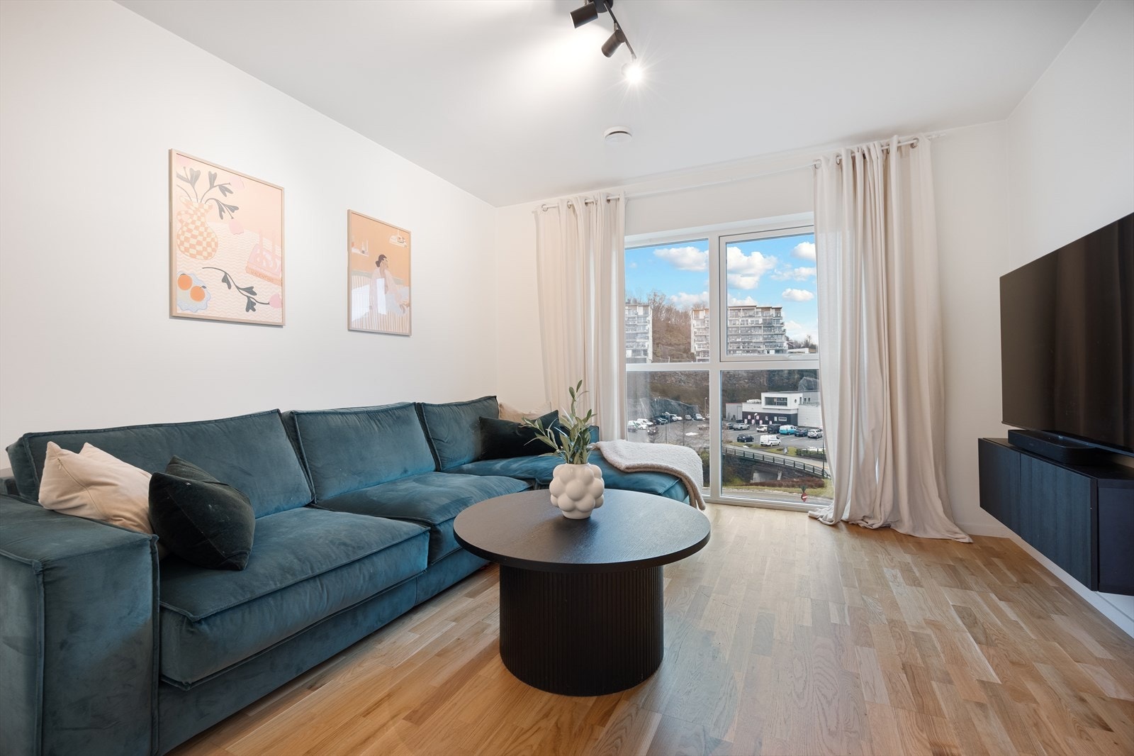 Dette er et perfekt ekstra stue på 19,9m² hvor både barn og voksne kan trekke seg tilbake - ideelt som TV-stue, lekerom eller sosial sone. Galleribilde