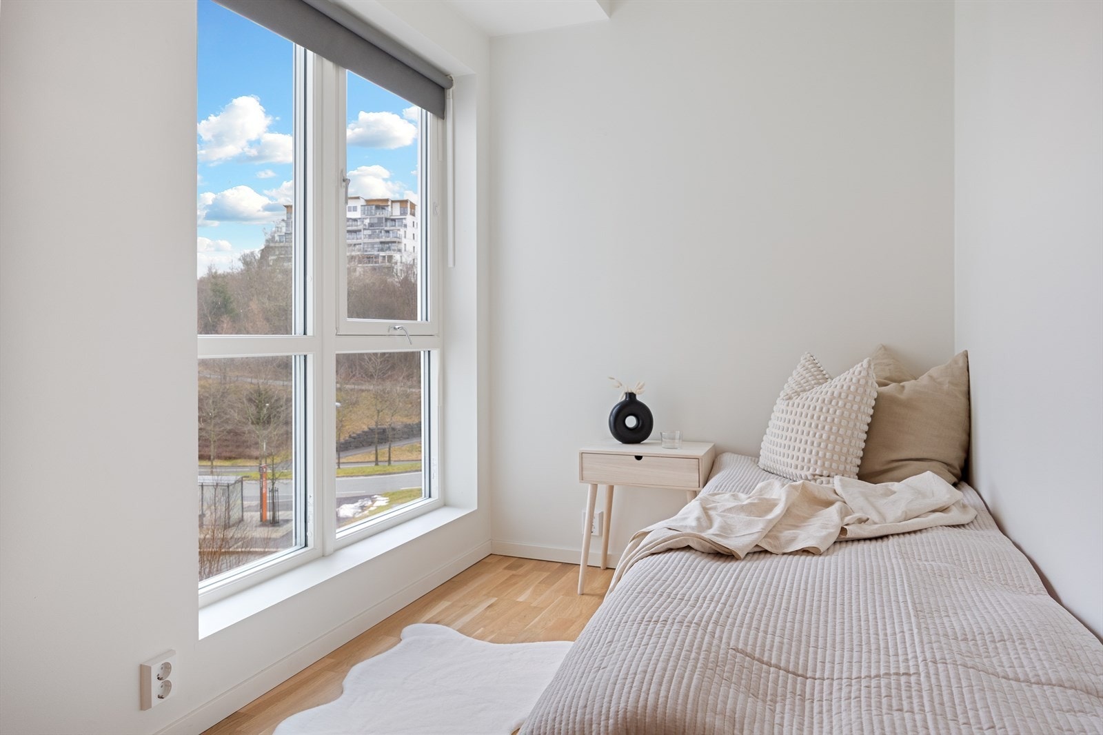 Nede i underetasjen har man to soverom på hhv 8,1 og 8,6m² hvor man har god plass til seng, og garderobeskap. Galleribilde