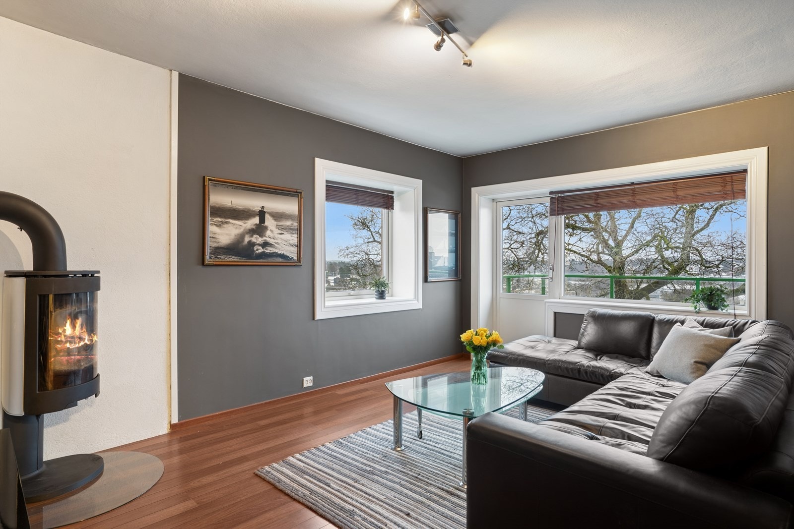 Flott vedovn fra 2010, som både fungerer som et naturlig blikkfang og sprer god varme på kjøligere dager. Galleribilde