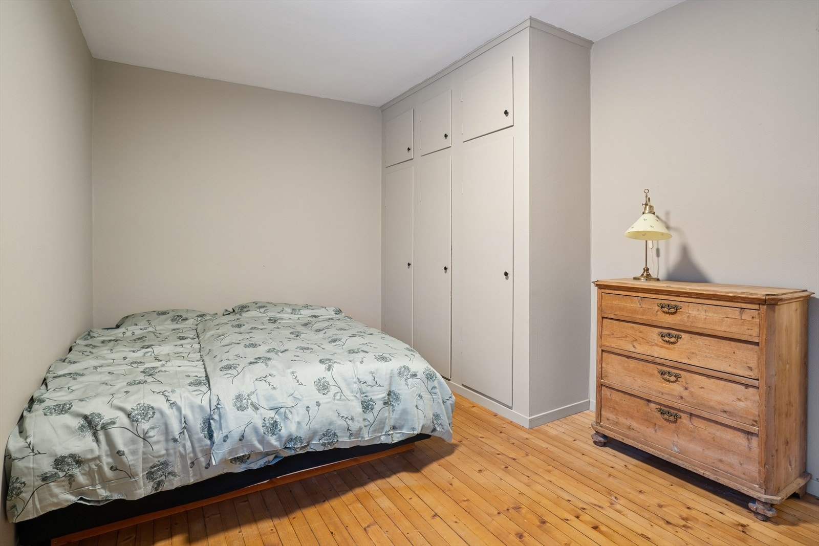 Rommet er utstyrt med et stort garderobeskap som gir gode oppbevaringsmuligheter. Galleribilde