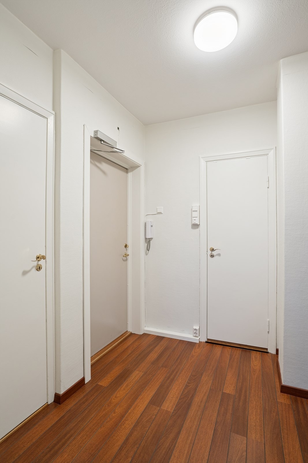 Velkommen inn ønskes av en lys og oversiktlig entré/gang med god plass til å sette fra deg skoene og henge opp yttertøyet. Galleribilde