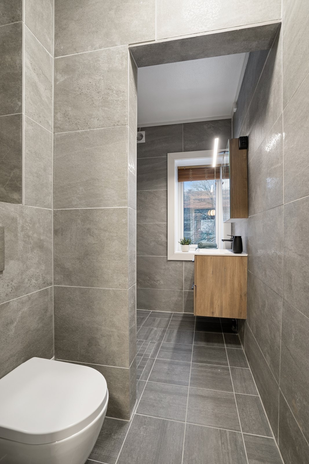 Baderommet ble oppgradert i 2020 og fremstår som både moderne og gjennomført. Galleribilde