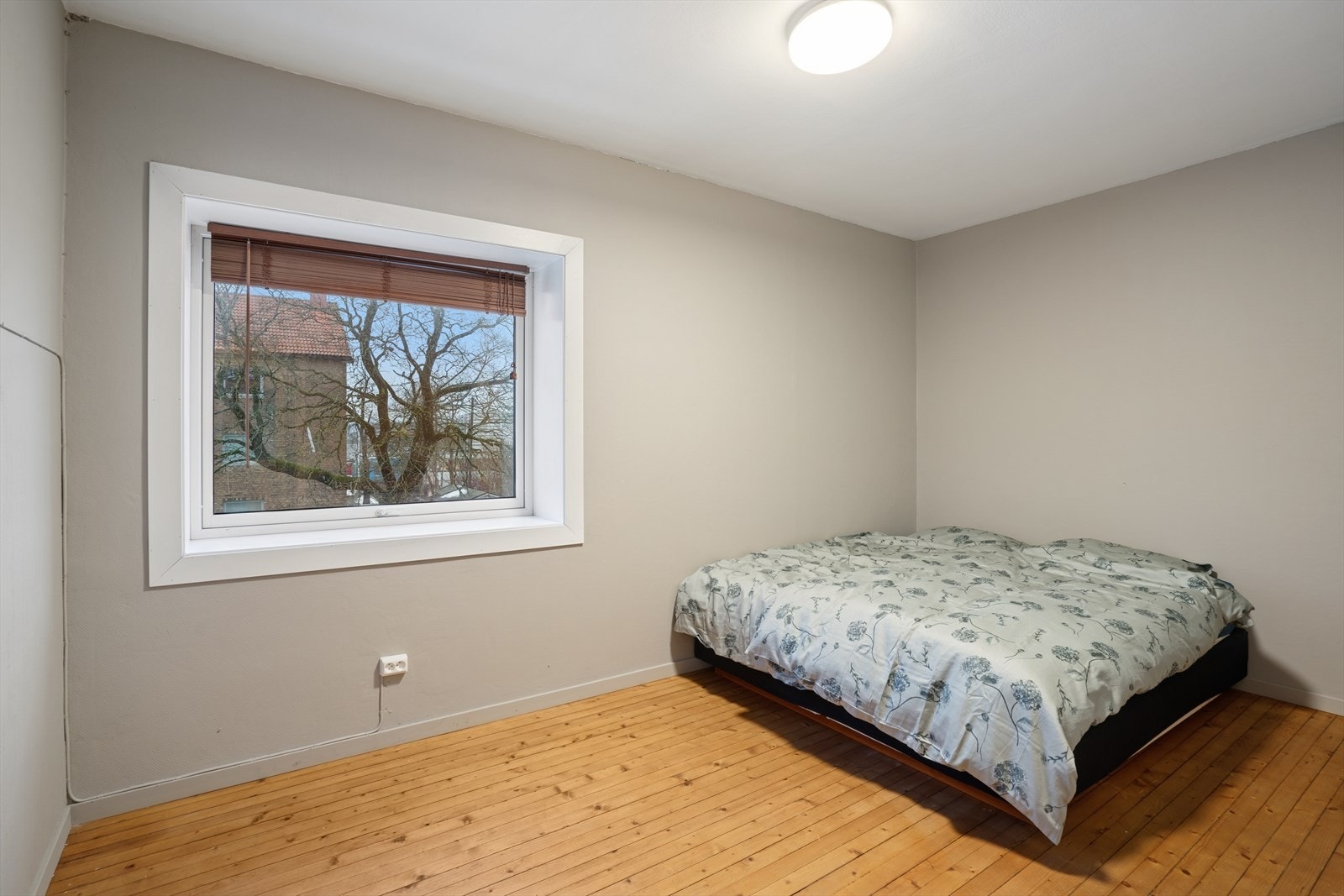 Hovedsoverommet er av god størrelse, med plass til både dobbeltseng og ønsket møblement. Galleribilde