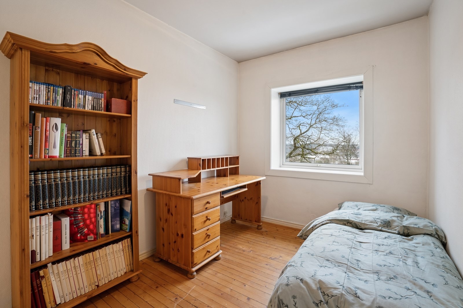 Soverom II er romslig, med plass til dobbeltseng og møblement. Rommet har også et praktisk kott/walk-in lignende oppbevaringsrom for ekstra lagringsplass. Galleribilde