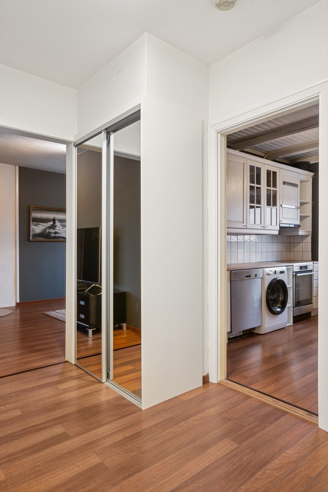 I tilknytning til gangen finner du et praktisk garderobeskap fra 2025, som sørger for gode oppbevaringsmuligheter. Galleribilde