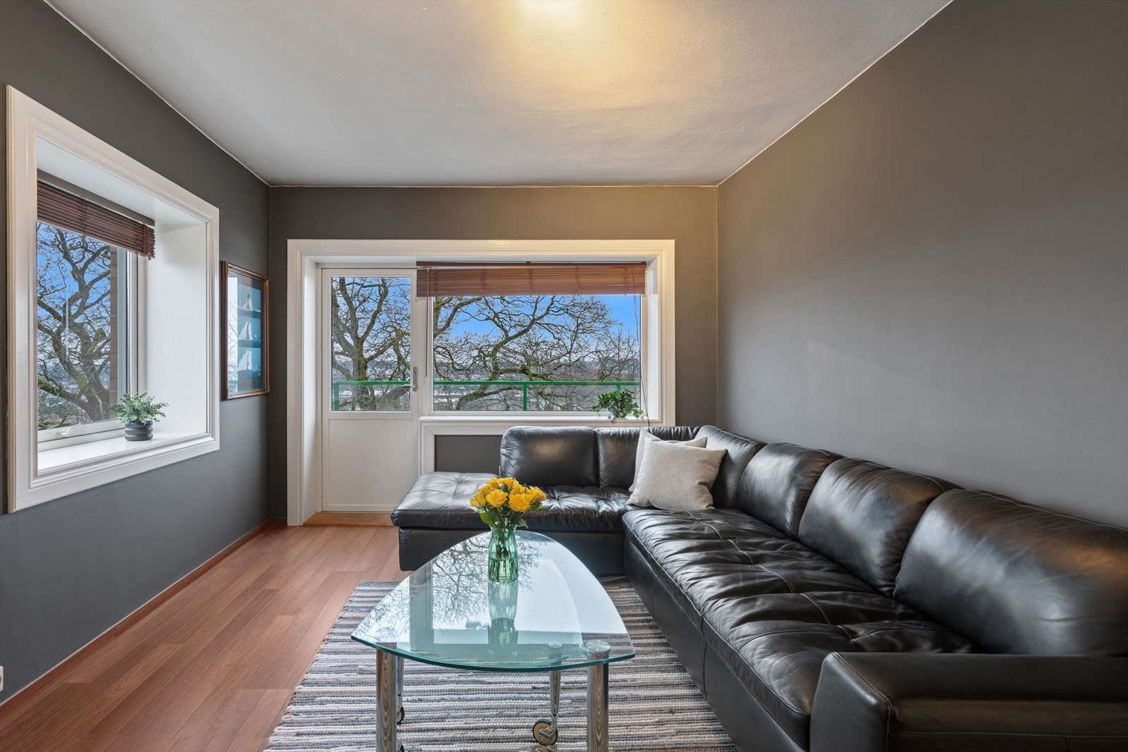 Fra stuen har du direkte tilgang til leilighetens 15 kvm store balkong, som blir en flott forlengelse av oppholdsrommet. Galleribilde