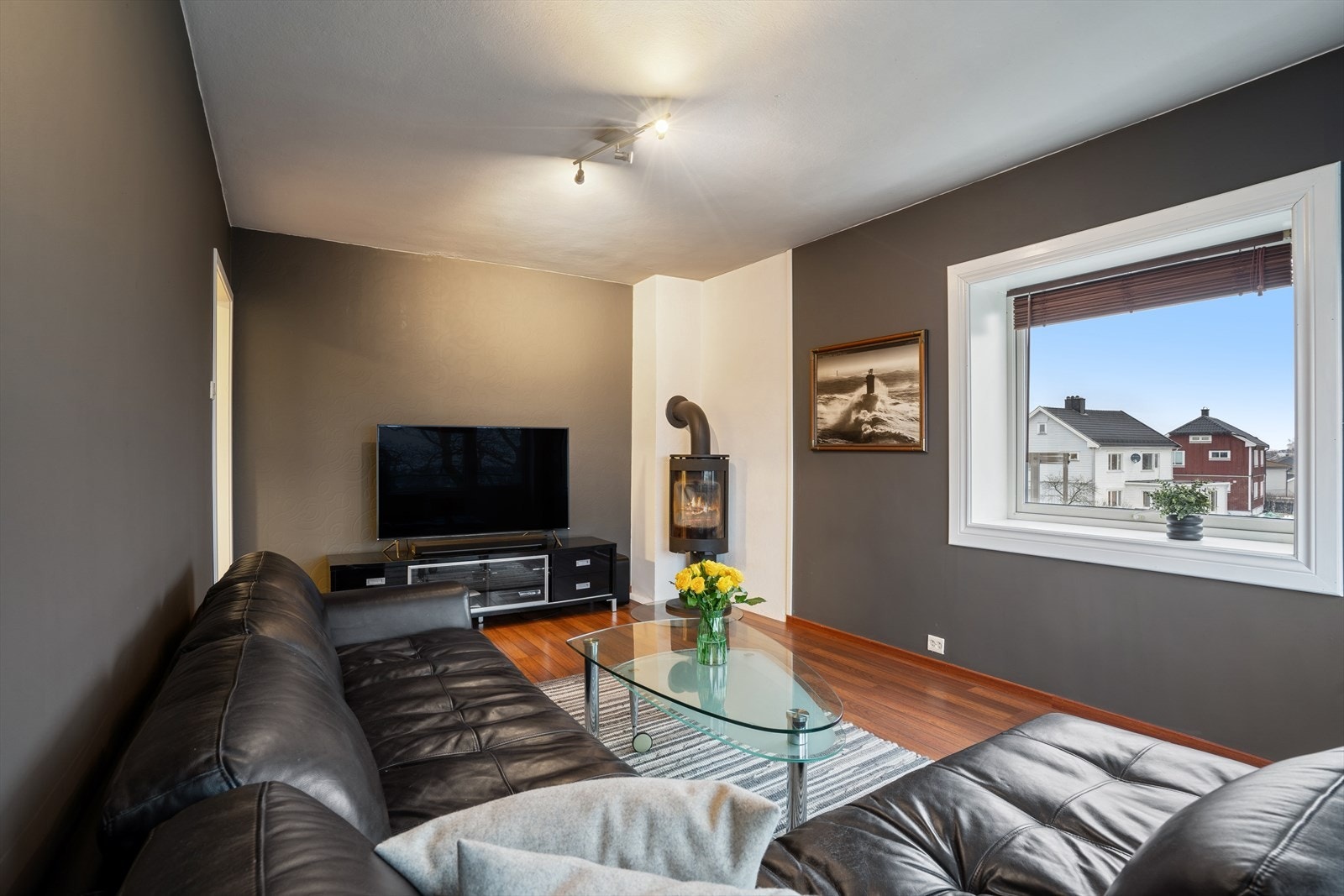 Stuen er utstyrt med store vindusflater som slipper inn godt med naturlig lys og gir oppholdsrommet en lett og behagelig atmosfære. Galleribilde