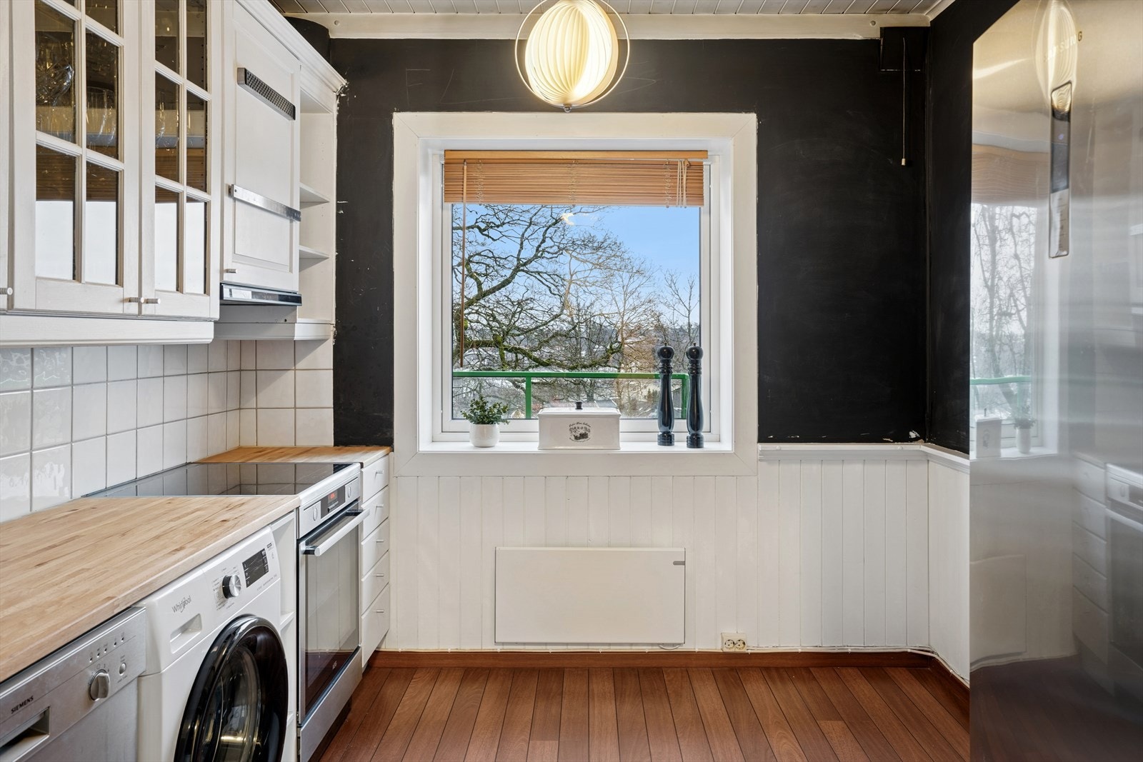 Kjøkkenet er utstyrt med oppvaskmaskin, vaskemaskin, komfyr med koketopp og dobbel vask. Galleribilde