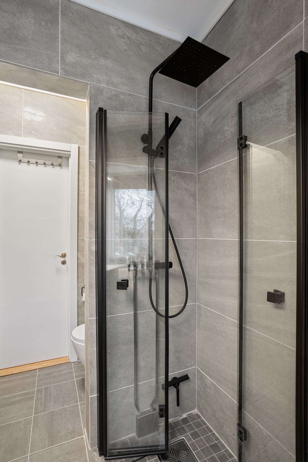 Dusjhjørnet har svingbare dører som utnytter plassen effektivt. Galleribilde