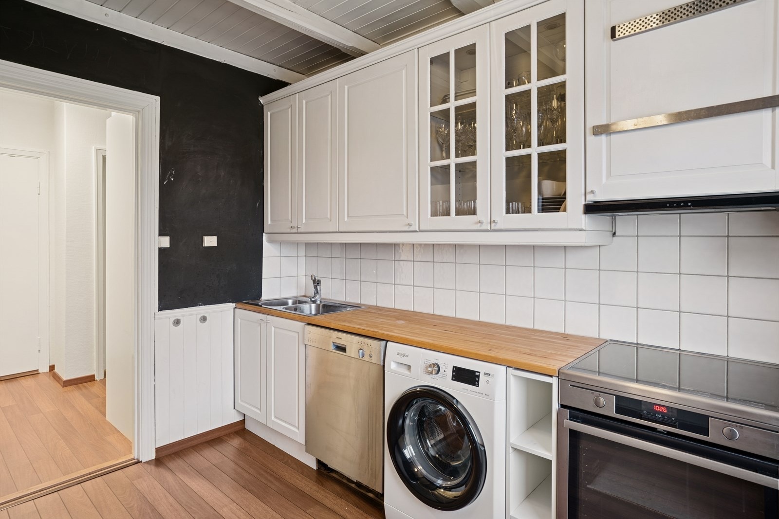 Her får du godt med både skap- og benkplass, slik at du kan holde god orden og ha det du trenger lett tilgjengelig når du lager mat. Galleribilde