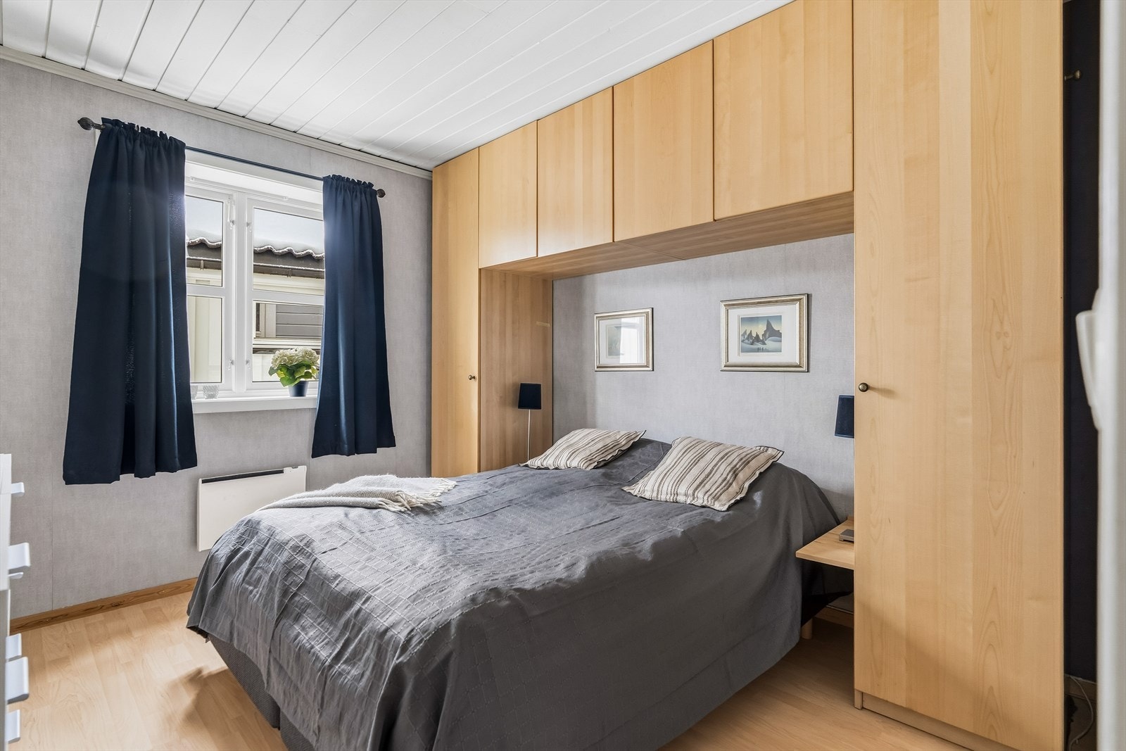 Det er inngang til to soverom. Hovedsoverommet har smart garderobeløsning med plass til dobbeltseng i midten. Galleribilde