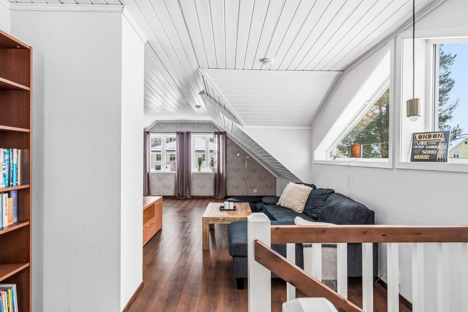 Fra trappen kommer man opp i en stue. Galleribilde