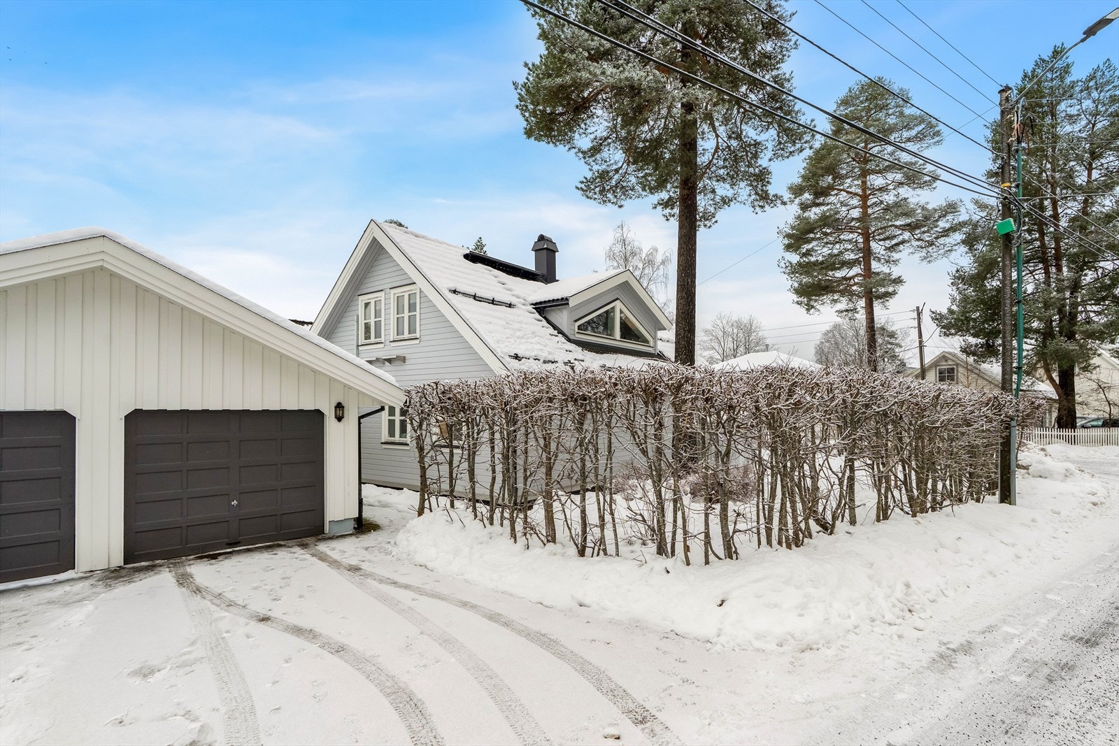 Det disponeres 1/2-part av dobbelgarasje, på 24 m². Galleribilde