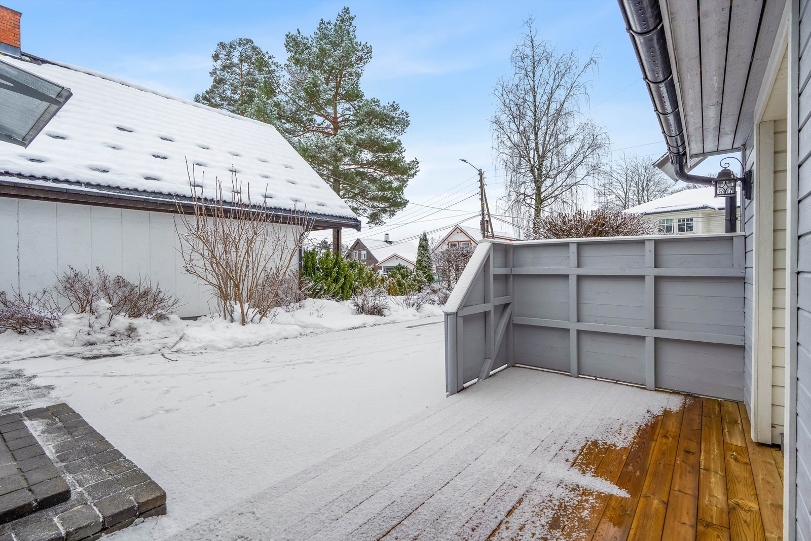 Her ute er det plass til sittegruppe, samt grill. Galleribilde