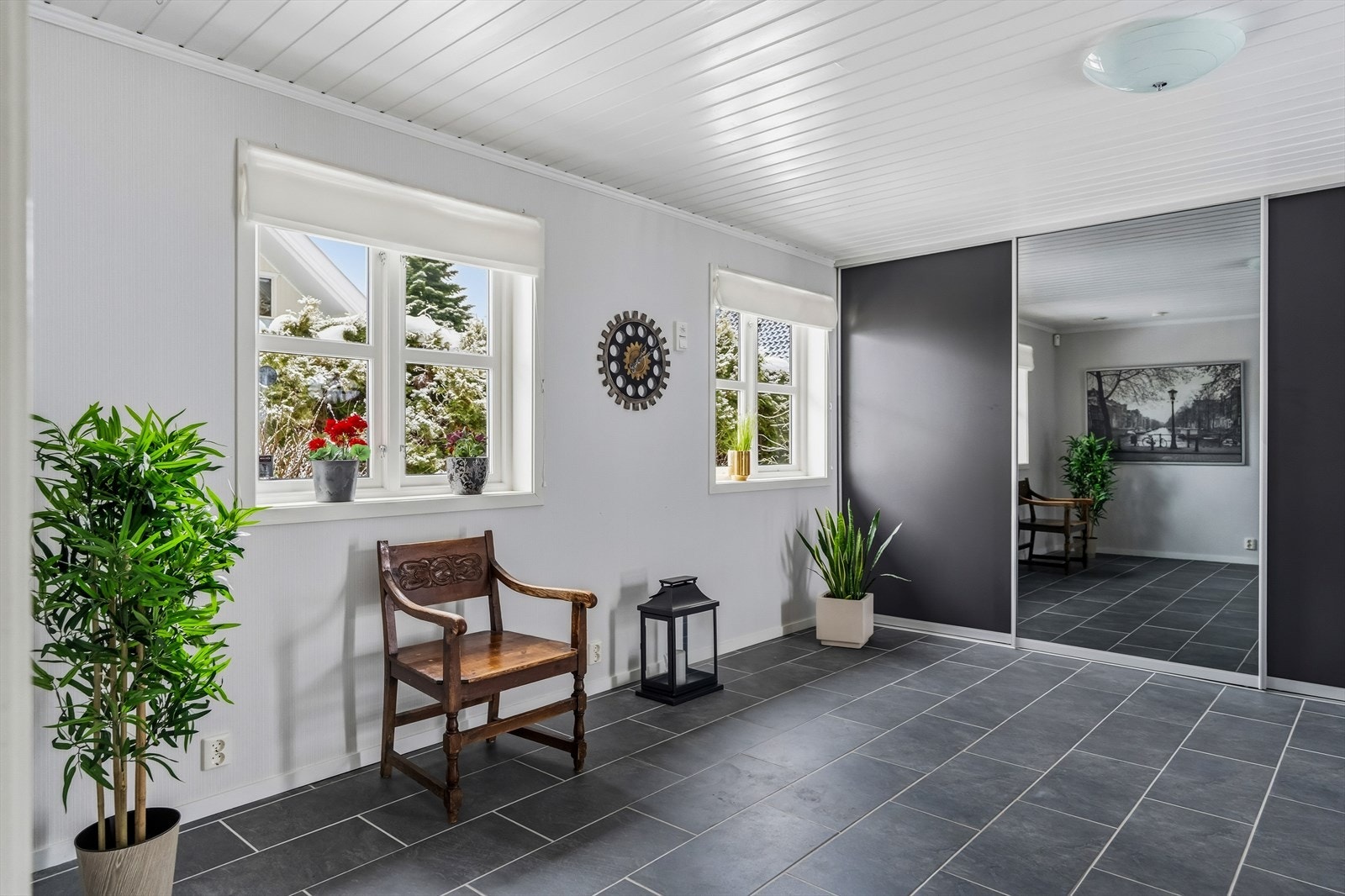 I entréen er det god plass til å henge fra seg yttertøy og sette fra seg sko i stor skyvedørsgarderobe. Galleribilde