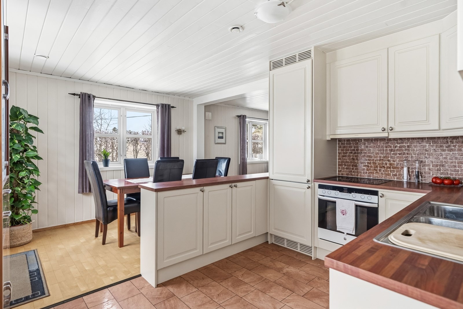 Kjøkkenet byr på rikelig med benk- og skapplass. Galleribilde