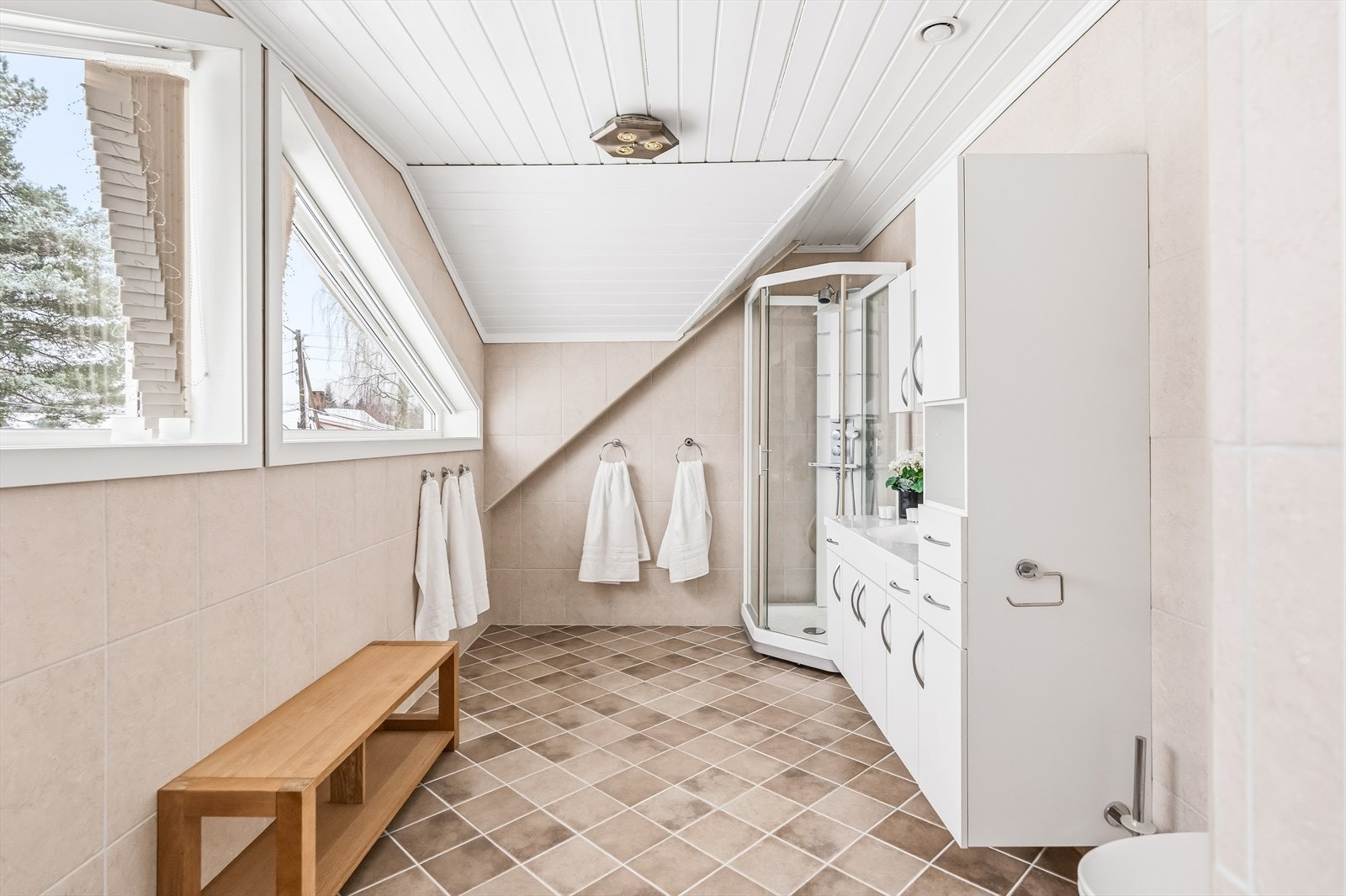 Badet i 2. etasje har flislagte vegg- og gulvflater, samt malt tak. Rommet har elektriske varmekabler. Galleribilde