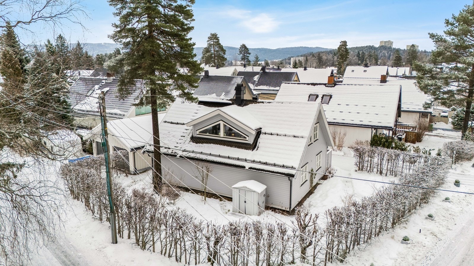 Eiendommen ligger i et meget populært og barnevennlig område på Kjenn i Lørenskog kommune, med nærhet til "alt" man trenger i hverdagen. Galleribilde