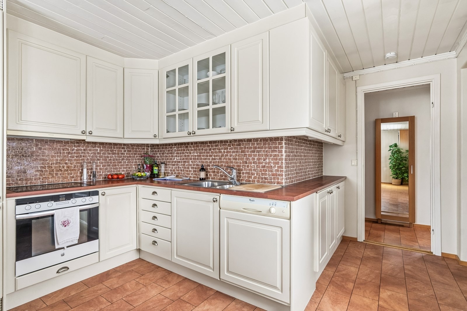 Kjøkkeninnredningen har skap med profilerte fronter, samt benkeplate av laminat . Galleribilde